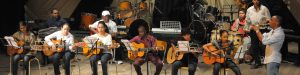 Een groep leerlingen treden op met een gitaar.